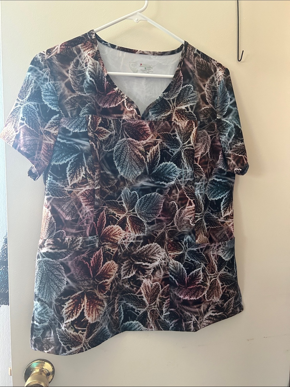 Pandaned Women’s Short-Sleeve V-Neck Top in Multicolor Leaf Print scrub top